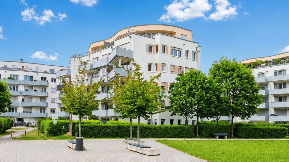 Bogenhausener Höfe: Moderne &amp; perfekt aufgeteilte WG-Wohnung mit hoher Rendite und Fernblick – Hausansicht