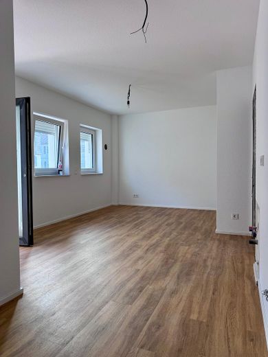 Erstbezug nach Kernsanierung | KfW55 EE | 61 m² | EG | Bahnhof 2 Min. | Bezugsfertig 10/2026 – Wohnzimmer