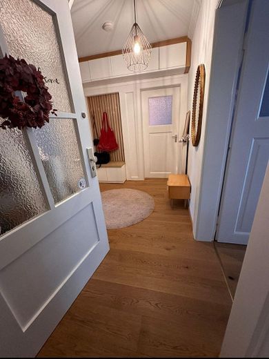 High-quality renovated maisonette apartment with 3 rooms, garden and parking space included – Eingangsbereich und Flur