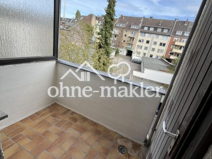 Bright renovated apartment with balcony – Photo 1
