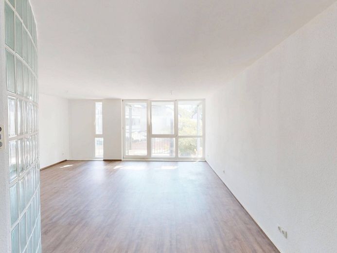 Abitare moderno con slancio ed esclusività: luminoso appartamento di 2 locali con BALCONE nel centro di Bad Godesberg – Ansicht I: Wohn- und Esszimmer