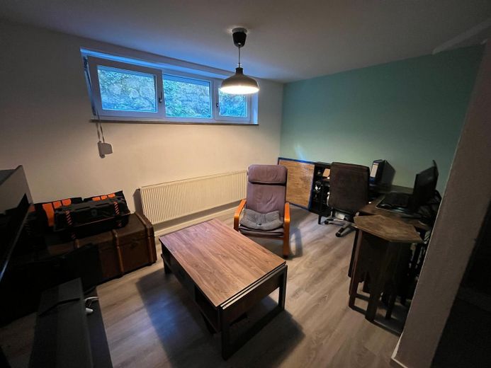 Kellerzimmer mit Dusche