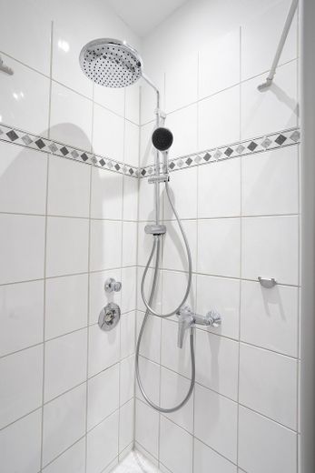 Provisionsfrei: Renoviert & bezugsfrei – 2,5-Zimmer-Wohnung zum Einziehen oder Vermieten! – Duscharmatur