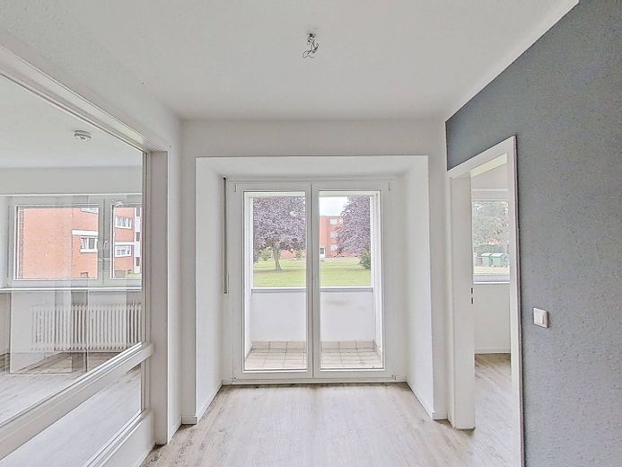 **Bis zu 3 NKM FREI** Charmante 3-Zimmer-Erdgeschosswohnung mit LOGGIA und EBK – Ansicht I: Flur