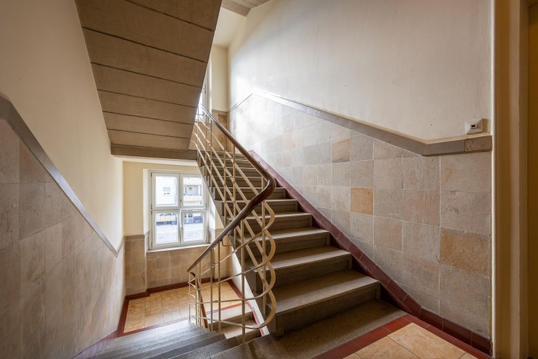 Dachgeschoss-Rohling (ca. 79 m²) zum Selbstausbau in der Südweststadt / + Ausbauoption im Dachspitz – Treppenhaus