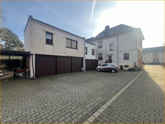 Solides Zweifamilienhaus in zentraler Lage im Duisburger Norden – Garagenansicht