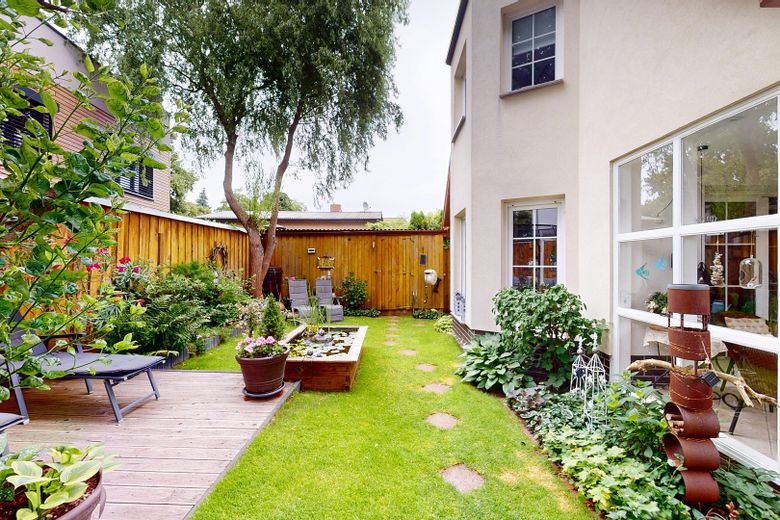 Bezugsfertige Doppelhaushälfte bei Berlin mit schöner Gartenanlage und guten Anbindungen – Gartenanlage
