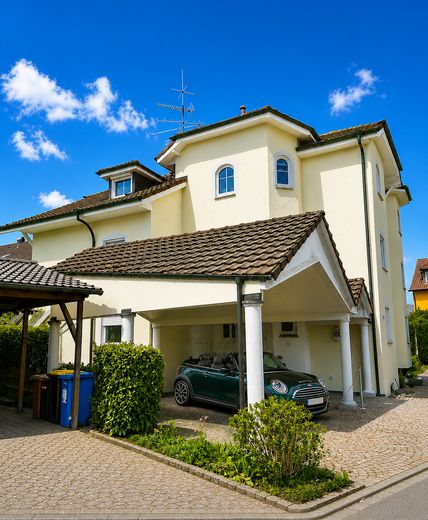 Attraktive 2-Zimmer-Wohnung in gepflegtem mediterranen 6-Familien-Haus – Eingangsbereich