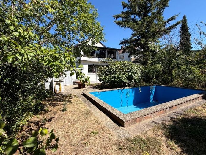 Im nächsten Sommer dann der eigene Pool: Ein- bis Zweifamilienhaus in Seeheim mit idyllischem Garten – Foto 1