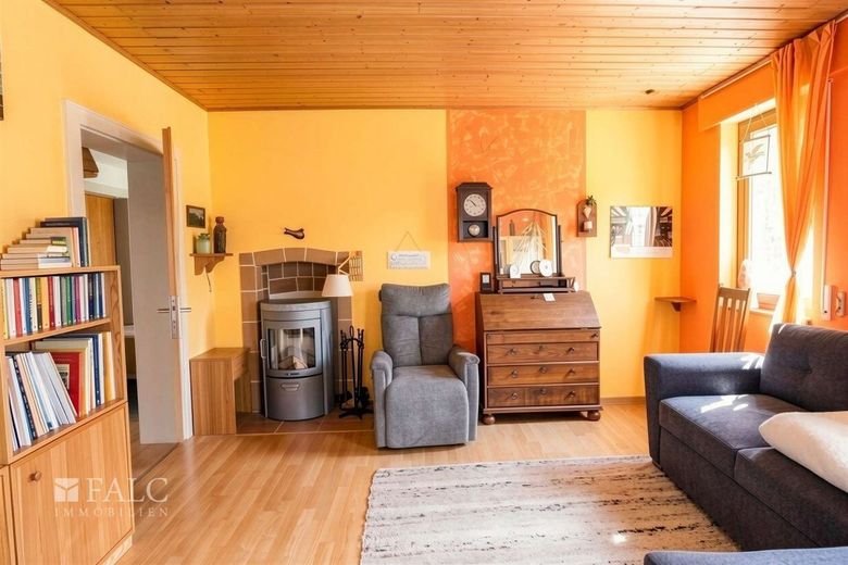 Viel Platz, tolle Lage, großes Potenzial:  Ihr neues Zuhause – Wohnzimmer mit Holzkamin