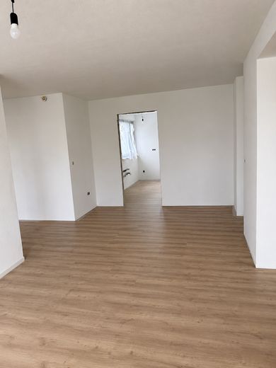 Prima occupazione dopo ristrutturazione – appartamento di 3,5 locali con cucina componibile – Essbereich zur Küche