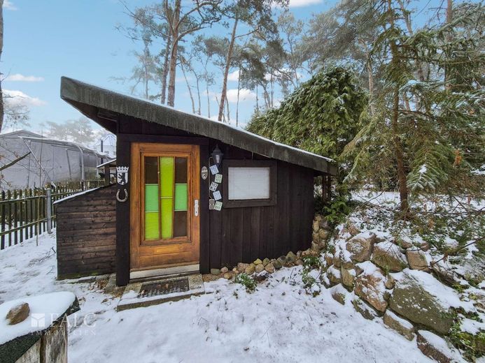 Baugrundstück mit schönem Wochenendbungalow - FALC Immobilien – Nebengelass