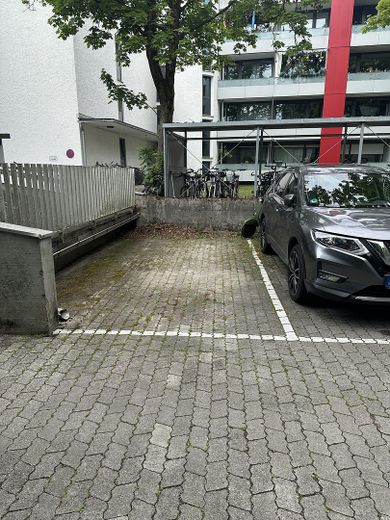 Renoviertes Studio in Bogenhausen nahe Herzogpark – Parkplatz
