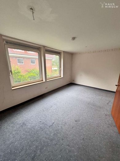 Renovierungsbedürftige Dreizimmerwohnung mit traumhaftem Ausblick – Zimmer 2