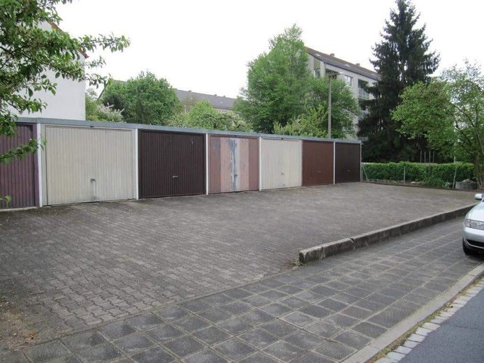 TOP LAGE LAUFAMHOLZ: LAUFEND UND UMFANGREICH MODERNISIERTES -- 6-ZIMMER-RMH MIT EINZELGARAGE. – Garagenhof 2te von rechts