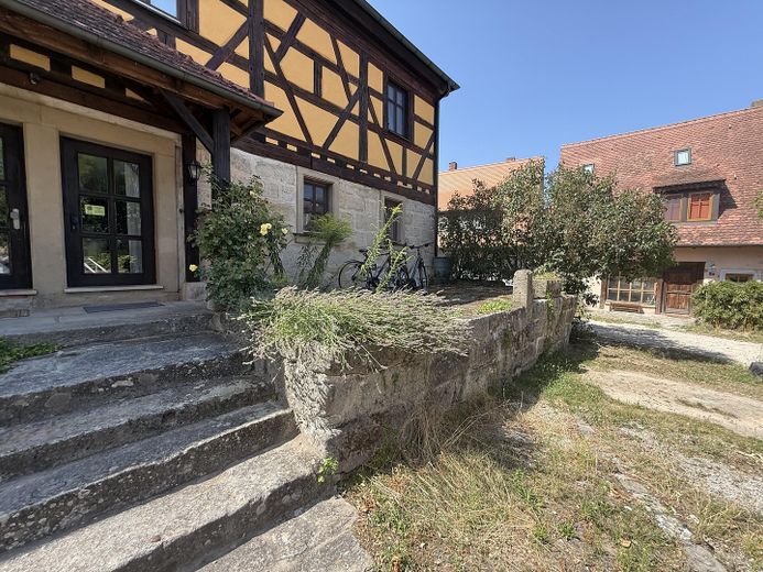 Herrschaftlich wohnen in nachhaltig sanierter DG-Wohnung mit Nebenkosten Fix-Pauschale! – Terrasse EG