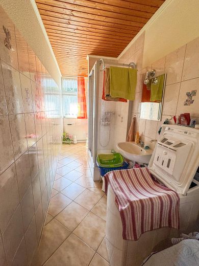 Familientraum: Gepflegte 6ZKB mit zwei Bädern, Garten, Kellerraum, Bus-Haltestelle – Bad 1