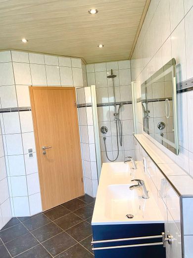 *** Schöne 4,5 Zimmer Wohnung mit zwei modernen Bädern, EBK, Balkon, Terrasse und Garten *** – Badezimmer mit Regendusche