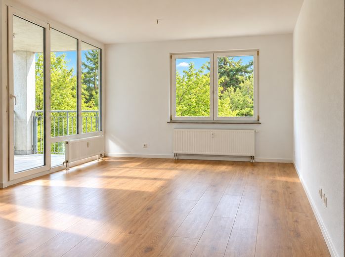 Lichtdurchflutete 2,5-Zimmer-Wohnung mit Loggia und Blick ins Grüne – WOHNZIMMER