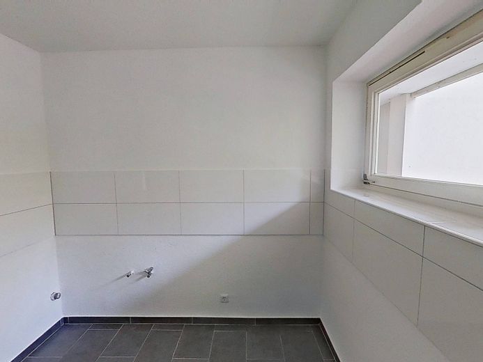 Moderno apartamento de 2 habitaciones con terraza privada y bañera en el sur de Burgdorf – Ansicht II: Küche