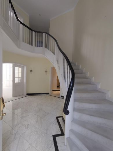 Herrschaftliche Villa am Ende einer elbnahen Sackgasse in Othmarschen – Aufgang