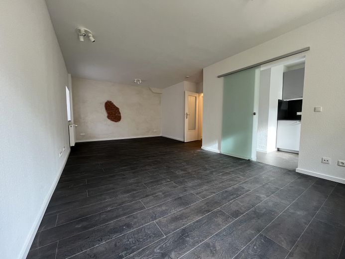 Sanierte 1 Zimmer-Wohnung mit Terrasse in der Altstadt – Wohnzimmer