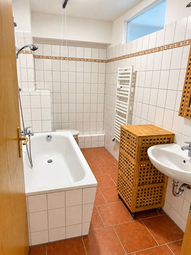 Charmante 2-Zimmer-Wohnung im Gutshaus – Naturidylle vor den Toren Stralsunds – Badezimmer mit Wanne