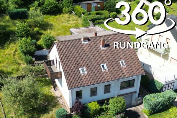 Spacious detached house on the outskirts with panoramic views over the Moselle Valley