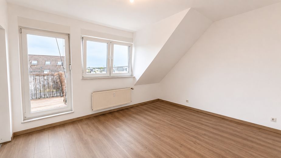 Luminoso appartamento con 2 locali, cucina componibile e terrazza sul tetto – Foto 3