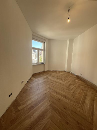 Piso de 3 habitaciones completamente renovado con 2 balcones en pleno Oststadt – Zimmer 1 Blick zur Straße