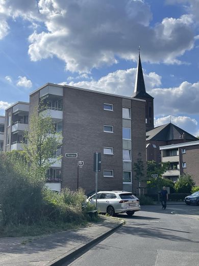 Top Lage in Heerdt - Top Wohnung - sehr gut geschnittene 4-Zimmer Wohnung - neue Küche – Objekt - Straßensicht 