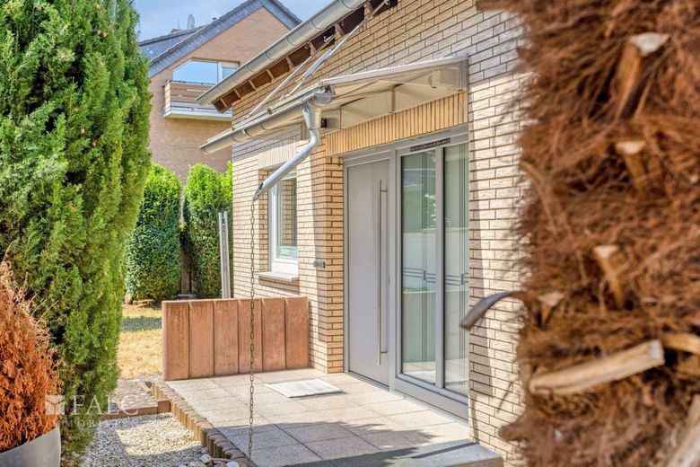 Wohnen mit Perspektive - gepflegtes Zweifamilienhaus mit Garten, Garage  in Köln-Zündorf – Hauseingang