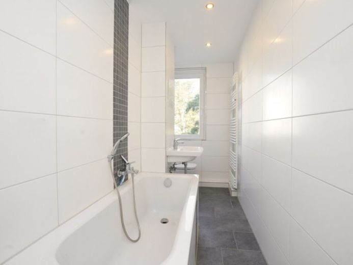 Modernes Bad mit Fenster / Wanne – Foto 1