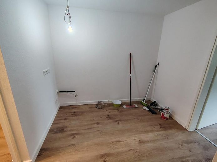 Recent gerenoveerde 2-kamer souterrainwoning direct naast de S-Bahn. Ideaal voor forenzen – Küche (fehlt noch)