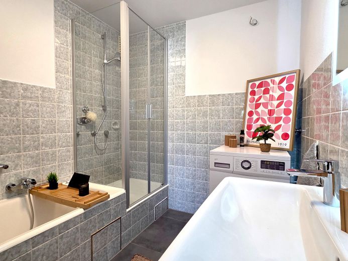 4 Zimmer Wohnung hochwertig renoviert in Top Lage – Badezimmer