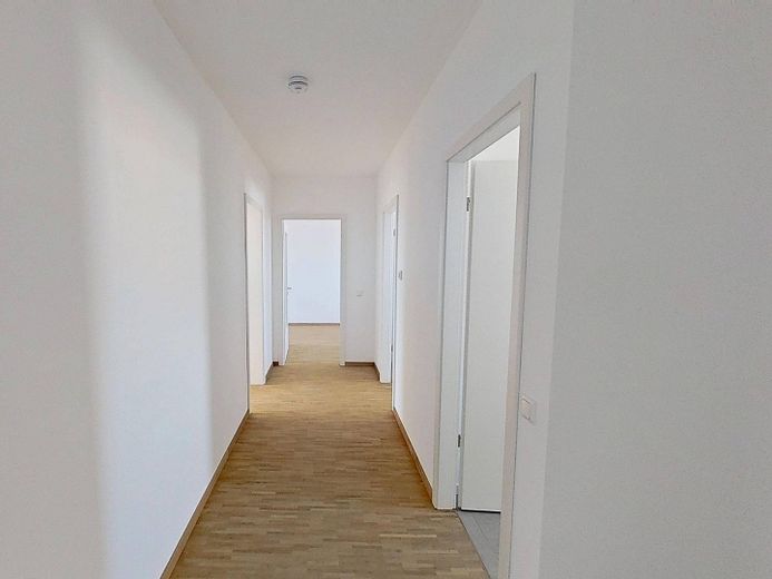 Vivienda moderna en Kronsrode: piso de 4 habitaciones con COCINA EQUIPADA, BALCÓN y LOGIA – Flur