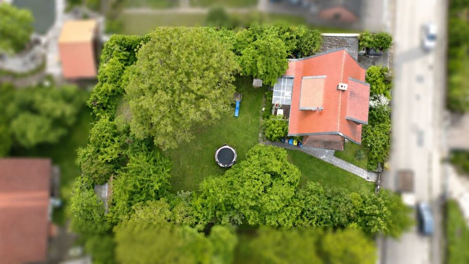 Familientraum mit Paradiesgarten - Schnuckeliges Haus - 5 Zimmer, Terrasse, Doppelgarage, Bestlage! – Das Familienparadies aus der Vogelperspektive
