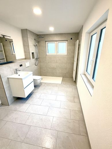 Tageslichtbad ausgestattet