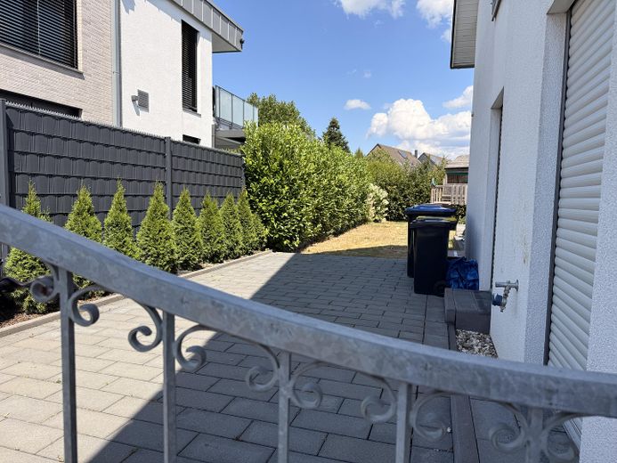 Modernes freistehendes Einfamilienhaus mit viel Platz & großem Garten | Baujahr 2021 – Gartenzugang