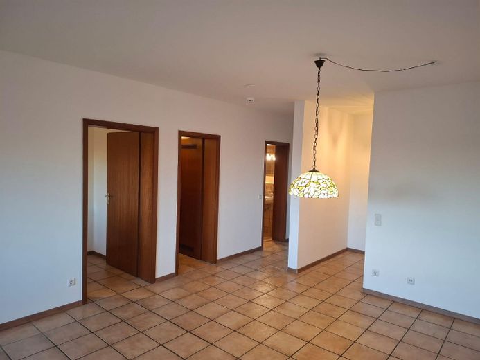 Państwa dom w sercu Bad Windsheim z zabudowaną kuchnią i balkonem – Foto 2