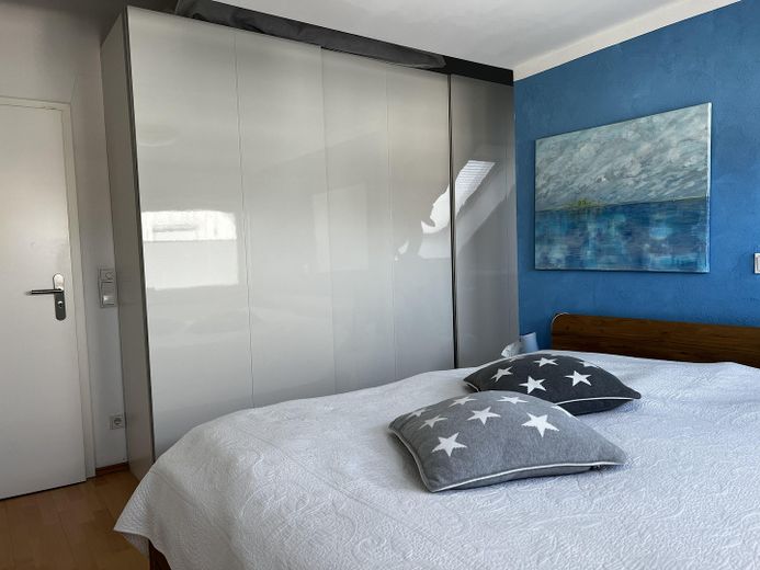 Maison individuelle économe en énergie avec jardin orienté au sud, cheminée, cuisine haut de gamme et garage double – Schlafzimmer