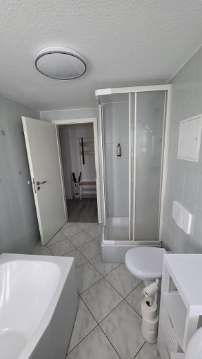 3-Zimmer, Balkon, Einbauküche & Tageslichtbad – Bad