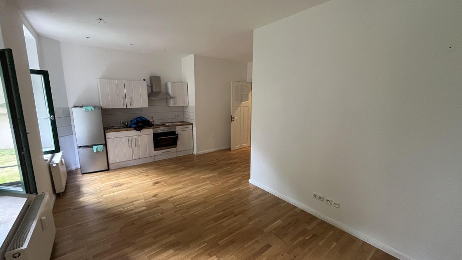 Traumhafte 2-Zi-Altbauwohnung mit Parkett, EBK & Tageslichtbad – Wohnzimmer mit Küche 