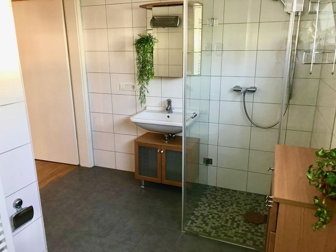 Vivienda acogedora en la ladera: luminosa, tranquila, accesible, con jardín y balcón – Bad mit Dusche 