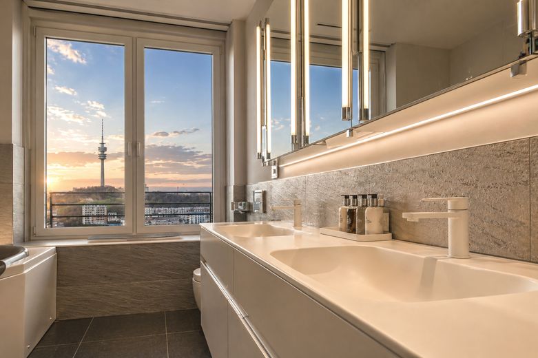 PROVISIONSFREI: Munich's Iconic View – The Ultimate Penthouse – Masterbad Corian+Einbauten