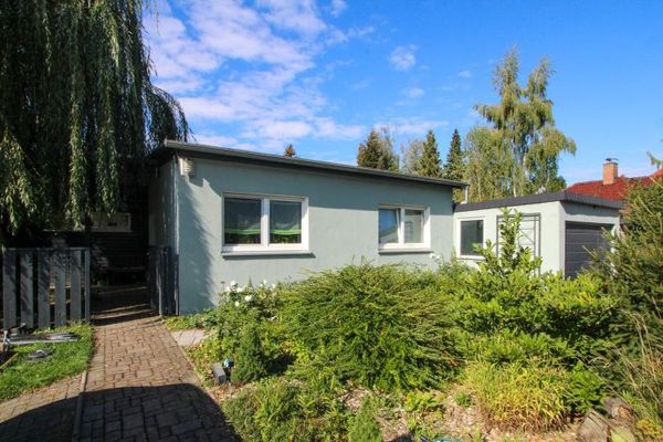 Yerleşik bir yerleşim bölgesinde modern bungalov