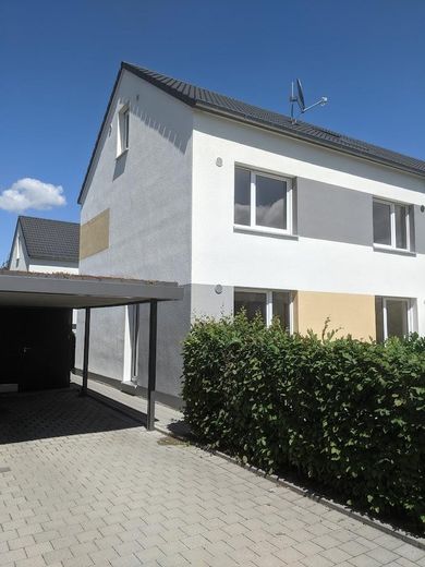 Hausansicht Süden mit Garten