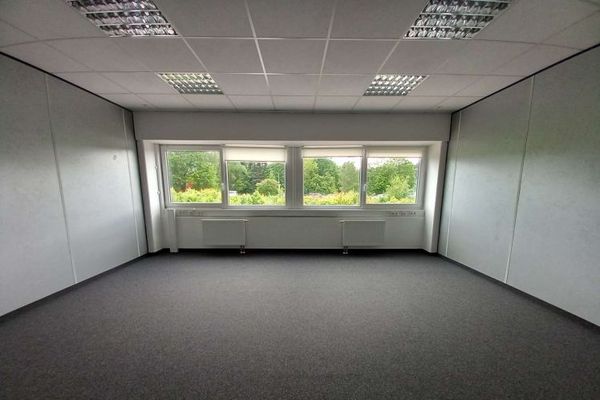 H-58200 - Small office with many possibilities
