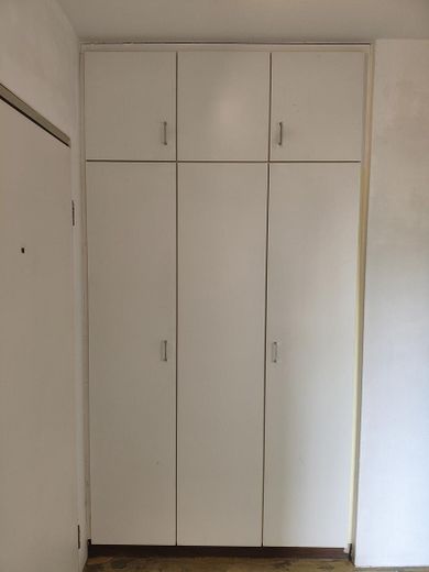 Appartement en copropriété solide de 2 pièces avec loggia et vue imprenable dans un emplacement calme – Einbauschrank