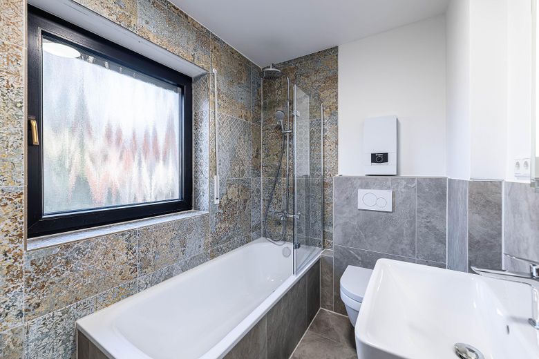 Das Bad mit Wanne und Dusche